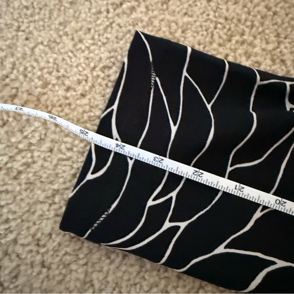 lululemon athletica Black and White Pattern Cropped Leggings - Picture 5 of 10